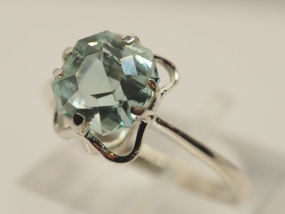 Серебряное кольцо с натуральным бериллом - 180
