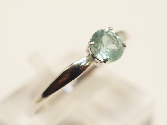 Серебряное кольцо с натуральным бериллом - 235