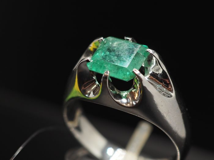 Серебряное кольцо с изумрудом 2.25 карат - 293