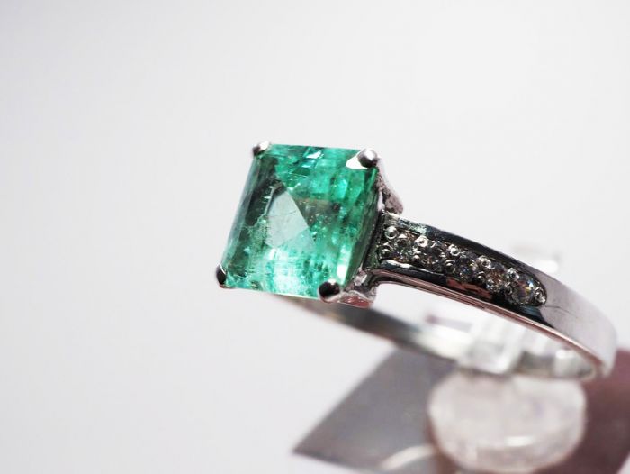 Серебряное кольцо 925 пробы с уральским бериллом 1.78 карат и фианитами - 67
