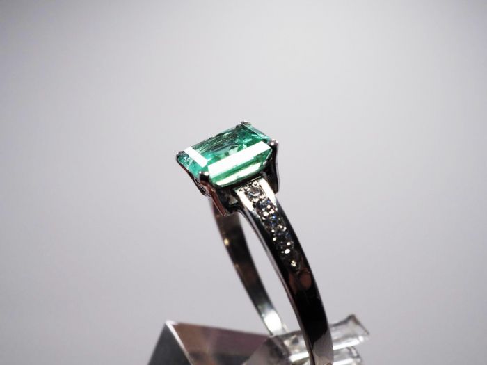 Серебряное кольцо 925 пробы с уральским бериллом 1.78 карат и фианитами - 67