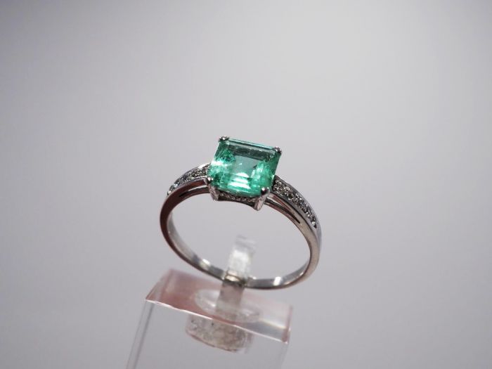 Серебряное кольцо 925 пробы с уральским бериллом 1.78 карат и фианитами - 67