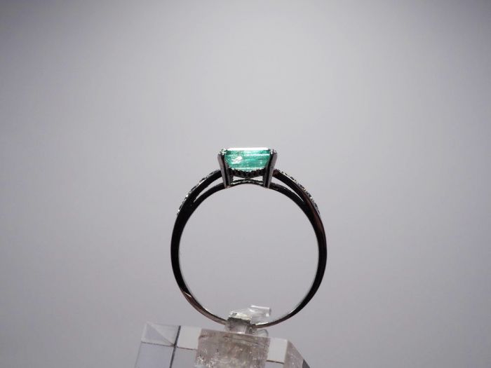 Серебряное кольцо 925 пробы с уральским бериллом 1.78 карат и фианитами - 67