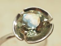 серебренное кольцо с зелёным аметистом-459