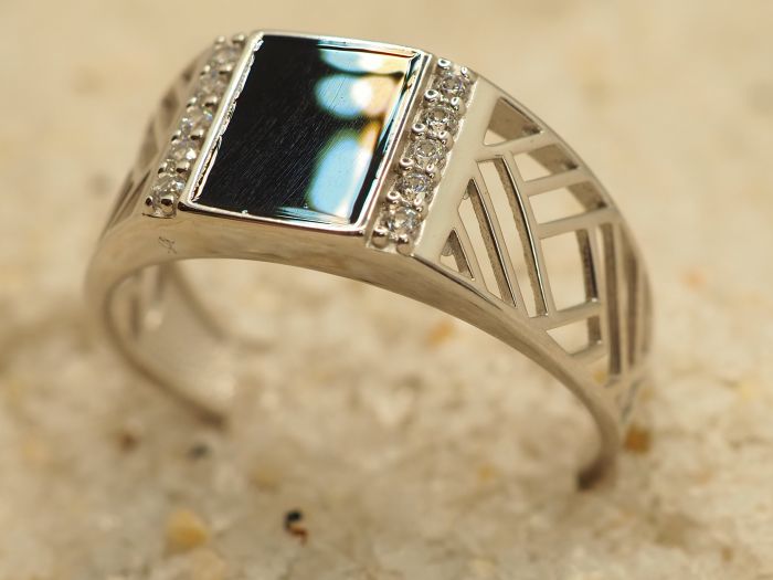 Мужская печатка из серебра с фианитами-502