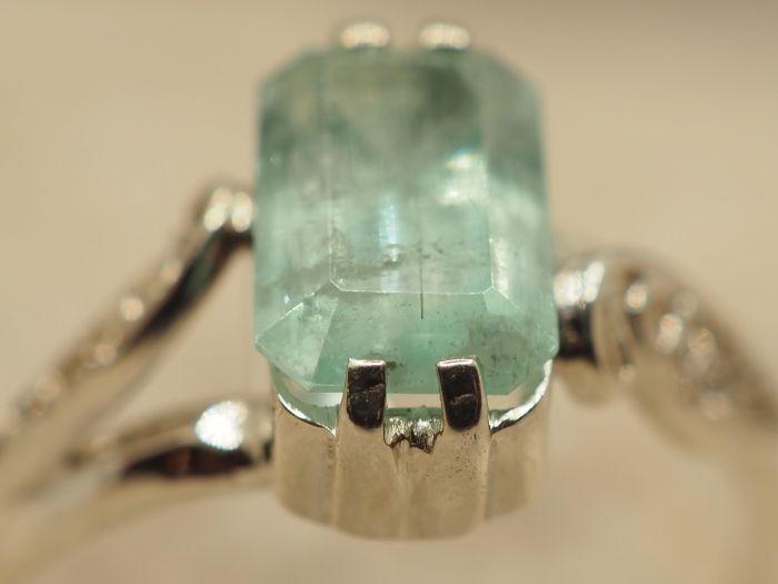 Серебряное кольцо с натуральным бериллом-660