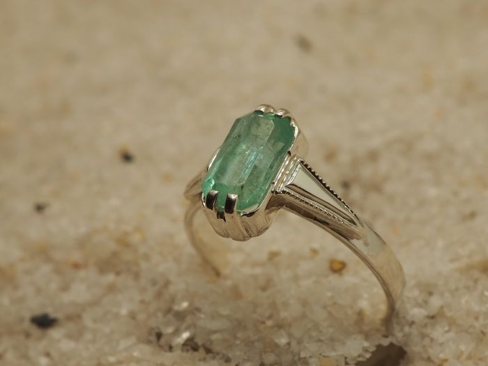 Серебряное кольцо с натуральным изумрудом-670