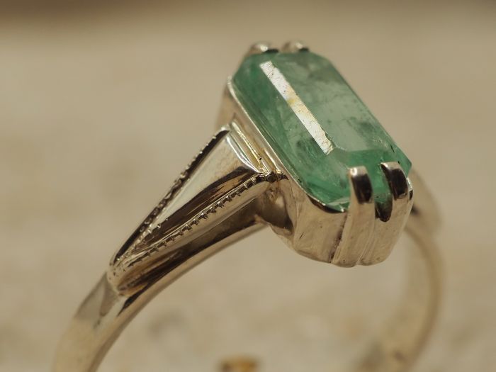 Серебряное кольцо с натуральным изумрудом-670