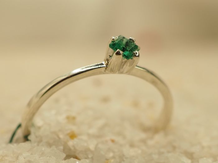 Серебряное кольцо с натуральным изумрудом-750