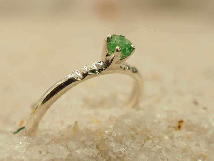 Серебряное кольцо с натуральным изумрудом-753